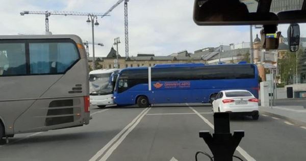 <br />
У Красной площади столкнулись два туристических автобуса<br />
