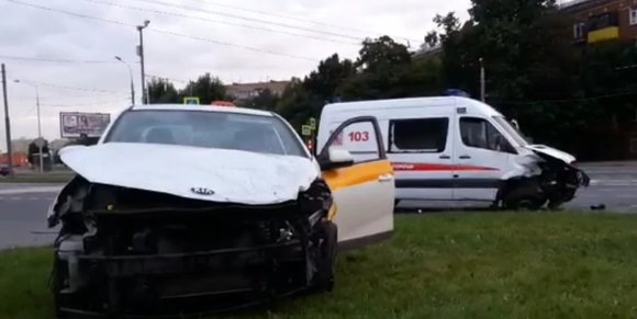 <br />
Фельдшер скорой помощи пострадал в аварии с участием такси в Москве<br />
