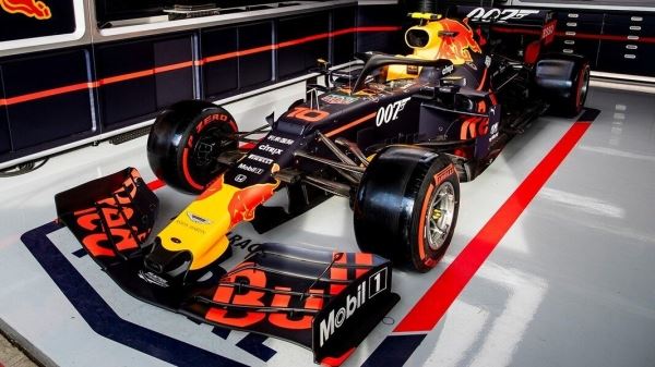 Red Bull Racing посвятила Джеймсу Бонду раскраску машины в Сильверстоуне