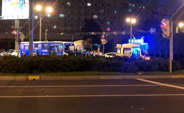 <br />
В Петербурге грузовик с металлоломом столкнулся с автобусом<br />
