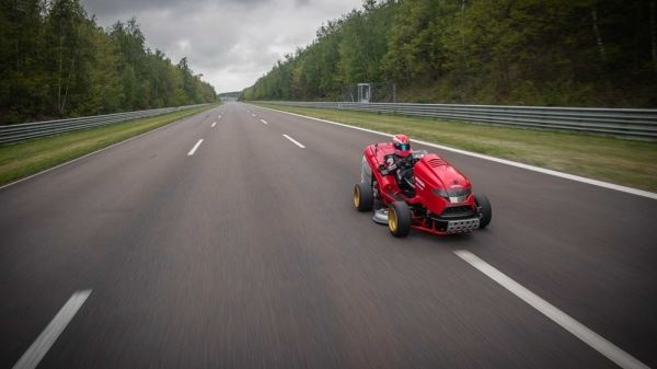 
<p>											Газонокосилка Honda Mean Mower (Fireblade) установила новый мировой рекорд скорости<br />
			