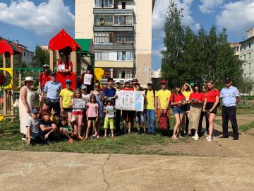 <br />
        Дворовые вожатые в Якутии выступили волонтерами в обучении правилам дорожного движения    